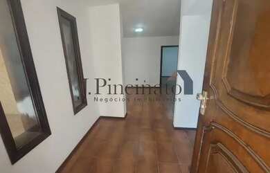 Imagem: A casa possui 5 Dormitórios, 4 Banheiros, 4 Vagas na garagem