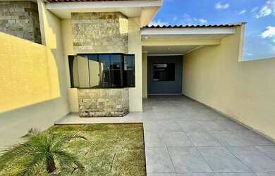 Imagem: A casa possui 3 Dormitórios, 1 Banheiro, 2 Vagas na garagem