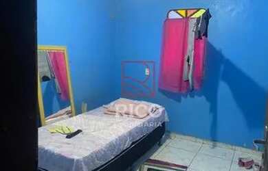 Imagem: A casa possui 4 Dormitórios, 2 Banheiros, 2 Vagas na garagem