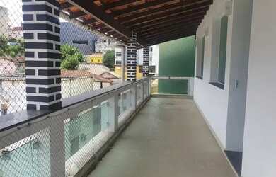 Imagem: A casa possui 5 Dormitórios, 4 Banheiros, 2 Vagas na garagem