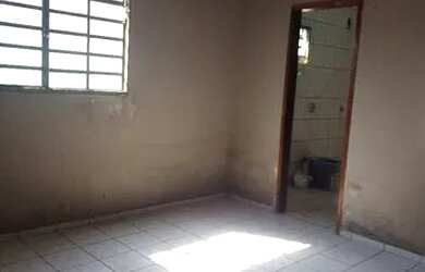 Imagem: A casa possui 1 Dormitório, 1 Banheiro, 1 Vaga na garagem