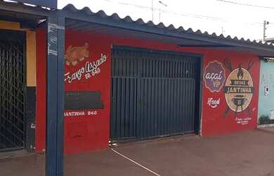 Imagem: A casa possui 2 Dormitórios, 1 Banheiro, 2 Vagas na garagem