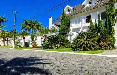 Imagem: A casa à venda possui 4 Dormitórios, 5 Banheiros, 4 Vagas