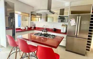 Imagem: A casa em condomínio possui 5 Dormitórios, 5 Banheiros, 3