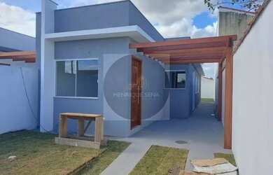 Imagem: A casa possui 3 Dormitórios, 2 Banheiros, 2 Vagas na garagem