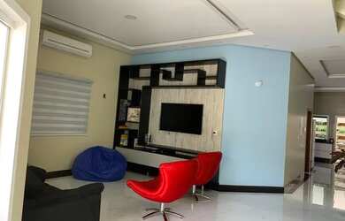 Imagem: A casa possui 4 Dormitórios, 5 Banheiros, 2 Vagas na garagem