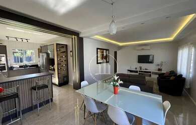 Imagem: A casa possui 4 Dormitórios, 4 Banheiros, 5 Vagas na garagem