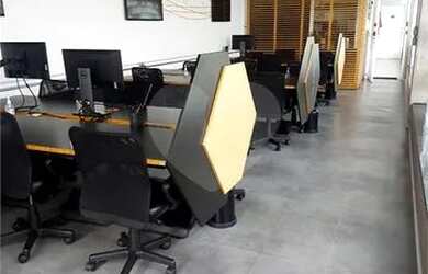 Imagem: O apartamento possui 1 Dormitório, 1 Banheiro, 2 Vagas na garagem