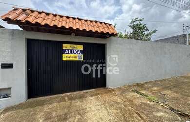 Imagem: A casa possui 3 Dormitórios, 2 Banheiros, 5 Vagas na garagem