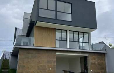 Imagem: A casa em condomínio possui 4 Dormitórios, 2 Banheiros, 4