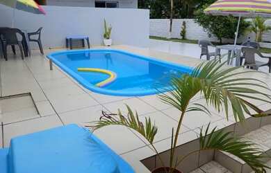 Imagem: A casa possui 2 Dormitórios, Acomodam 10 pessoas, 3 Vagas na