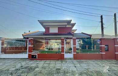 Imagem: A casa e possui 3 Dormitórios, Suítes, 3 Banheiros, 2 Vagas