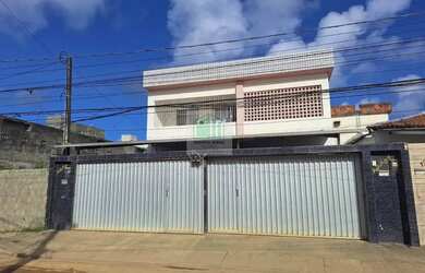 Imagem: A casa possui 4 Dormitórios, 2 Banheiros, 2 Vagas na garagem