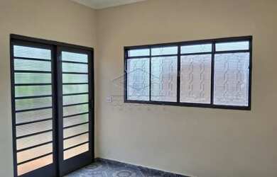 Imagem: A casa possui 3 Dormitórios, 1 Banheiro, 3 Vagas na garagem