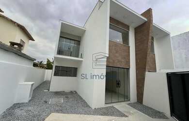 Imagem: A casa possui 3 Dormitórios, 3 Banheiros, 2 Vagas na garagem