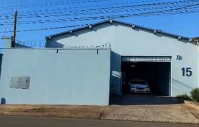 Imagem: O depósito possui 3 Vagas na garagem, 423m² de Área e está