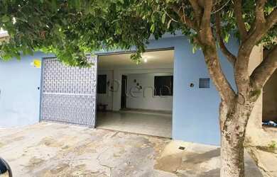 Imagem: A casa possui 3 Dormitórios, 2 Banheiros, 3 Vagas na garagem