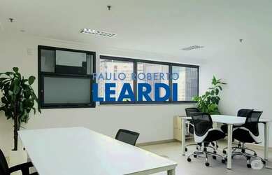 Imagem: O depósito possui 1 Vaga na garagem, 28m² de Área e está