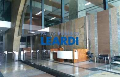 Imagem: O depósito possui 5 Vagas na garagem, 396m² de Área e está