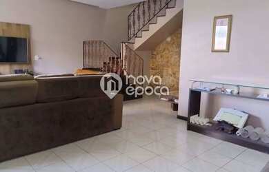 Imagem: A casa possui 3 Dormitórios, 4 Banheiros, 1 Vaga na garagem