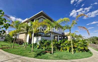 Imagem: A casa em condomínio possui 4 Dormitórios, 5 Banheiros, 4