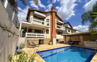 Imagem: A casa em condomínio possui 5 Dormitórios, 5 Banheiros, 4