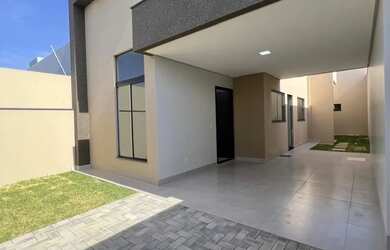 Imagem: A casa possui 3 Dormitórios, 2 Banheiros, 2 Vagas na garagem