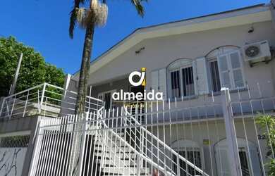 Imagem: A casa possui 5 Dormitórios, 4 Banheiros, 2 Vagas na garagem