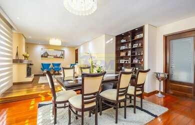 Imagem: A casa possui 4 Dormitórios, 3 Banheiros, 2 Vagas na garagem