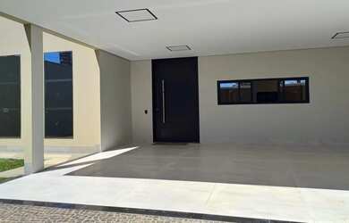 Imagem: A casa possui 3 Dormitórios, 4 Banheiros, 3 Vagas na garagem