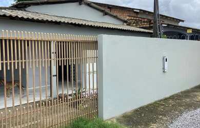 Imagem: A casa possui 2 Dormitórios, 1 Banheiro, 2 Vagas na garagem