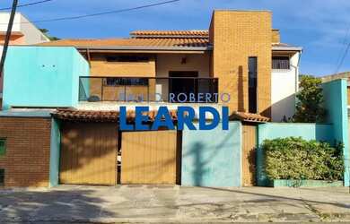 Imagem: A casa possui 3 Dormitórios, 4 Banheiros, 4 Vagas na garagem