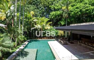 Imagem: A casa possui 4 Dormitórios, 5 Banheiros, 4 Vagas na garagem