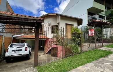 Imagem: A casa possui 5 Dormitórios, 3 Banheiros, 2 Vagas na garagem