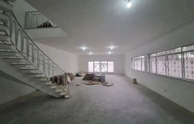 Imagem: O depósito possui 5 Vagas na garagem e 380m² de Área e está