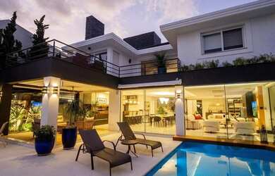 Imagem: A casa em condomínio possui 5 Dormitórios, 5 Banheiros, 3