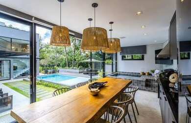 Imagem: A casa em condomínio possui 4 Dormitórios, 5 Banheiros, 4