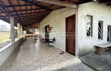 Imagem: A casa possui 3 Dormitórios, 2 Banheiros, 4 Vagas na garagem