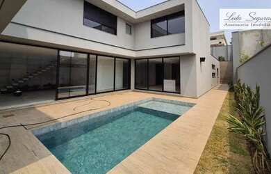 Imagem: A casa possui 4 Dormitórios, 5 Banheiros, 4 Vagas na garagem