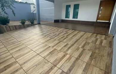 Imagem: A casa possui 3 Dormitórios, 2 Banheiros, 2 Vagas na garagem