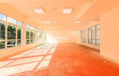 Imagem: O depósito possui 5 Vagas na garagem e 540m² de Área e está