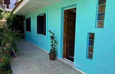 Imagem: A casa possui 4 Dormitórios, 1 Banheiro, 1 Vaga na garagem