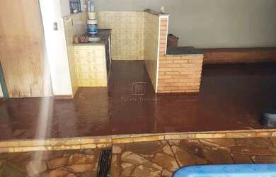 Imagem: A casa possui 3 Dormitórios, 2 Banheiros, 1 Vaga na garagem