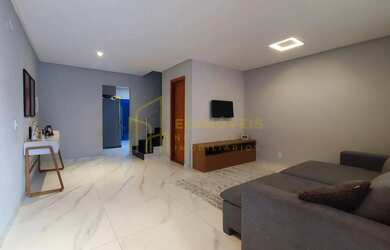 Imagem: A casa possui 3 Dormitórios, 2 Banheiros, 2 Vagas na garagem