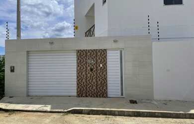 Imagem: A casa possui 2 Dormitórios, 3 Banheiros, 1 Vaga na garagem