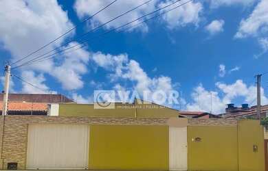 Imagem: A casa possui 3 Dormitórios, 2 Banheiros, 4 Vagas na garagem