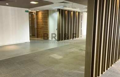 Imagem: O depósito possui 5 Vagas na garagem e 300m² de Área e está