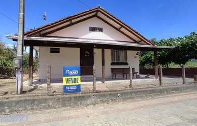 Imagem: A casa possui 3 Dormitórios, 2 Banheiros, 1 Vaga na garagem