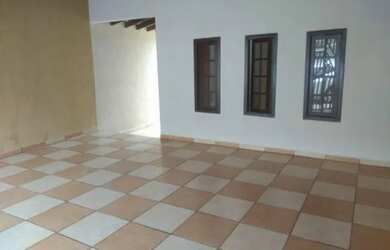 Imagem: A casa possui 3 Dormitórios, 1 Banheiro, 2 Vagas na garagem