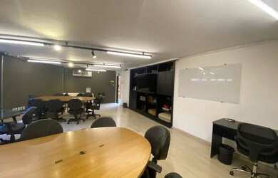 Imagem: O depósito possui 5 Vagas na garagem e 1100m² de Área e está